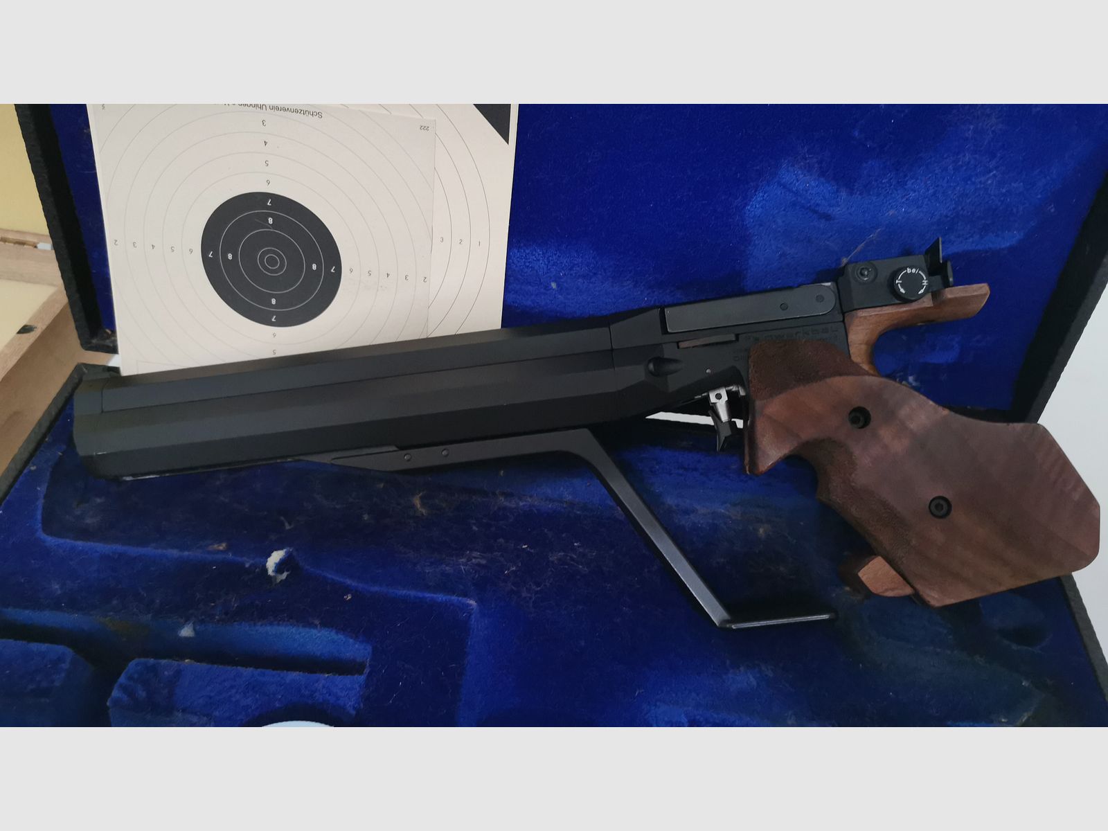 Konvolut Luftdruckwaffen, 1 Gewehr, 2 Luftdruckpistolen