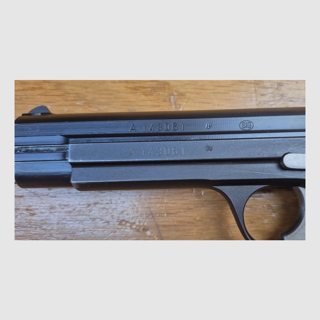 Très beau pistolet SIG P210-2 – Mythe du 9 para – Arme militaire du 4° contrat – Vers 1965/68 – Très beau bronzage – Fonctionnement et canon de rêve – 1 chargeur supplémentaire et étui (la totale!) fournis en sus – État TBE+++ !, image 8 sur 25