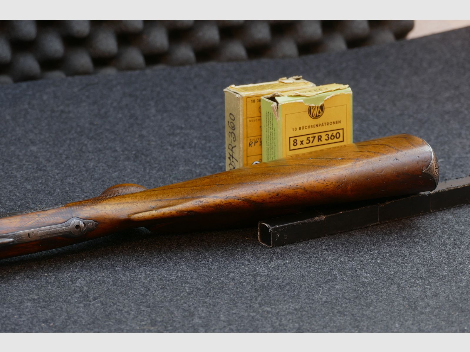 Fucile a canne sovrapposte di Ferlach, calibro 8×57 R‑360 / 16/65, cannocchiale Kahles Vienna H/4×, valigetta in pelle, matrici, bossoli e proiettili (173)