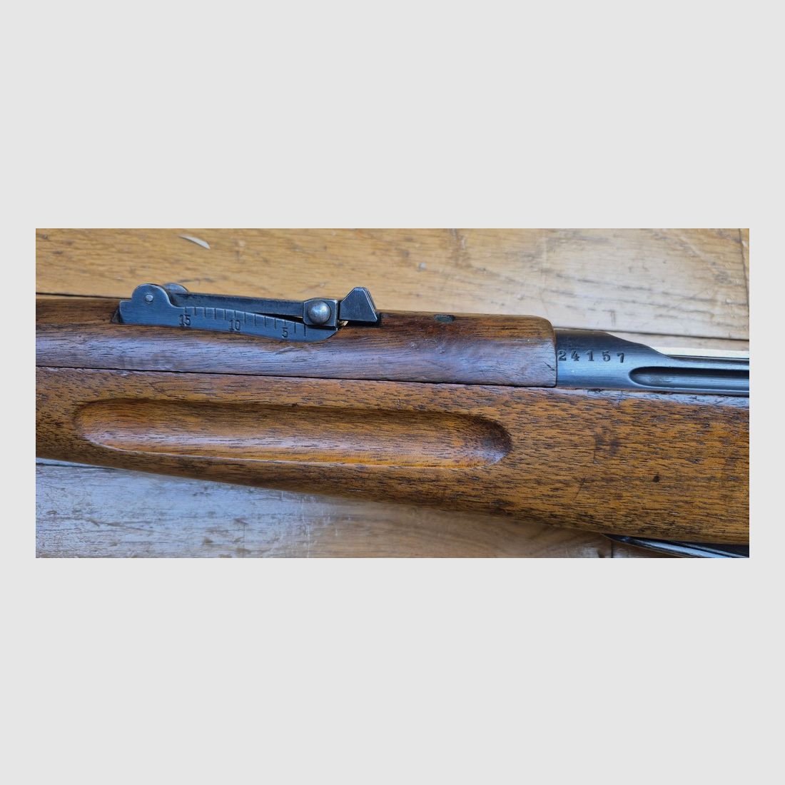 Seltene Schweizer Büchse 05/11 – Auf Basis der Kavalleriebüchse 1905 System 1889 Schmidt Rubin modifiziert 1911 – Munition GP11 in 7,5 x 55 Schweiz – Gute Hölzer, aber mit Reparaturen – Mechanik einwandfrei und sehr schöner Lauf – Ausgezeichnete kleine Büchse in Kat. D – BE/BE+, Bild 35 von 45