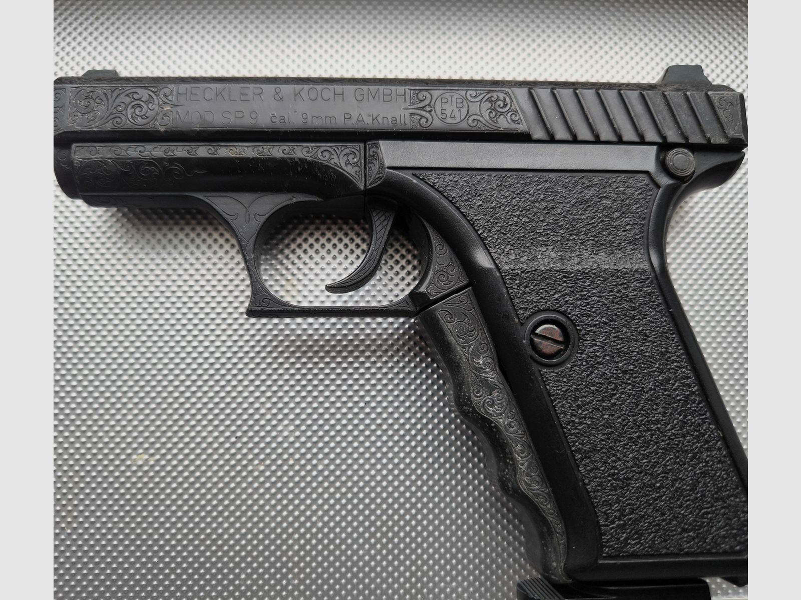 ⚠️ Attention collectors - display piece - absolute rarity - Heckler & Koch SP9 with factory engraving, a true rarity from the 1990s - visually & functionally in impeccable top condition!! Absolutely as new & only fired once for testing!! PTB - 541
