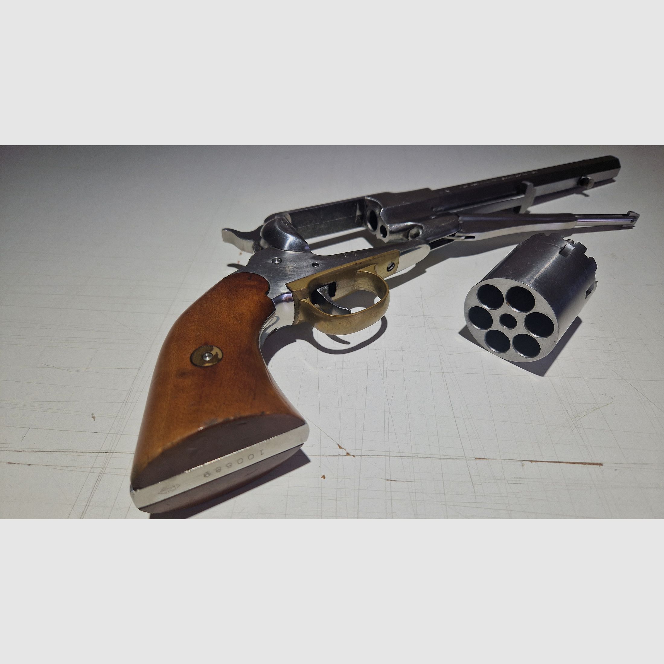 Revólver de percusión Pietta 44 con cañón de 8 pulgadas