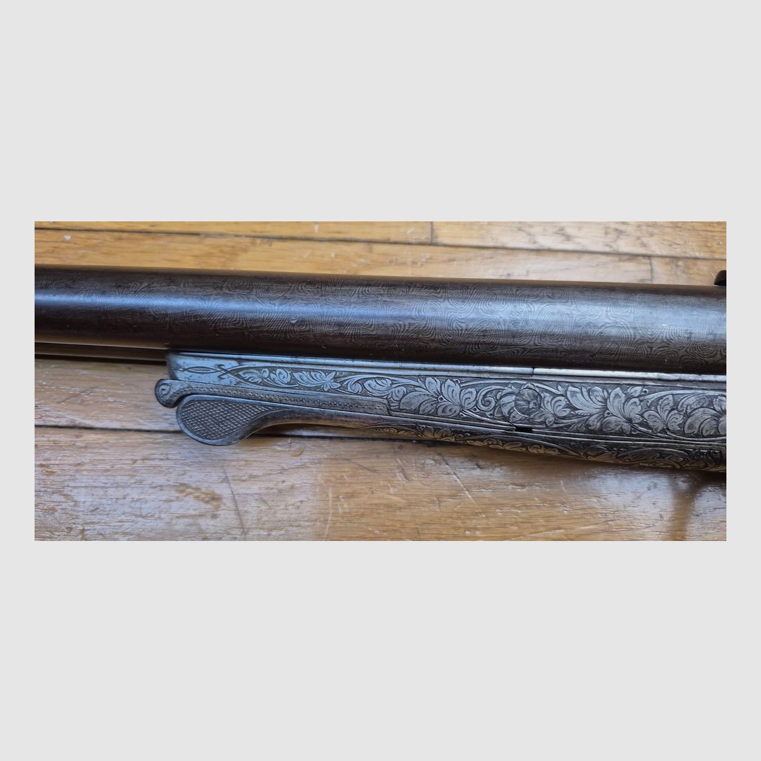 Bellissimo fucile da caccia sovrapposto – Firmato sulla banda delle canne "Maison de l’Inventeur Lefaucheux – 37 rue Vivienne a Parigi" – Canne in damasco superbe – Cal. 16 – Brunitura all'85% – Magnifiche incisioni su accessori e parti – Tutte le viti guilloché – Piastra del calcio in ebano – Bellissimo noce rosso – Eccellente stato meccanico – Nessun gioco – Canne ancora molto pulite nonostante un'ossidazione antica – E un "VERO" Lefaucheux! – Arma in TBE globale – TBE, immagine 6 di 47