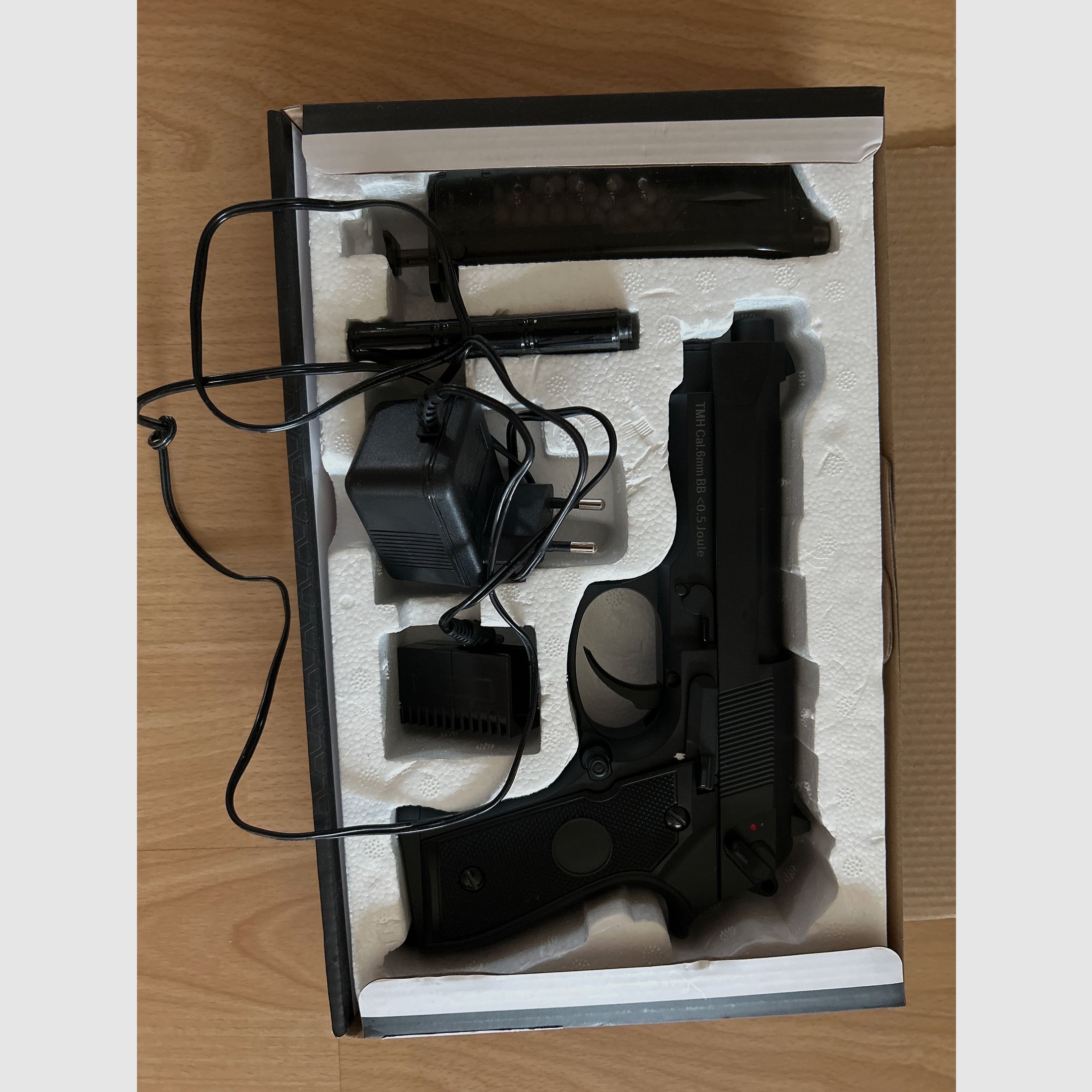 Pistola Airsoft CM. 126