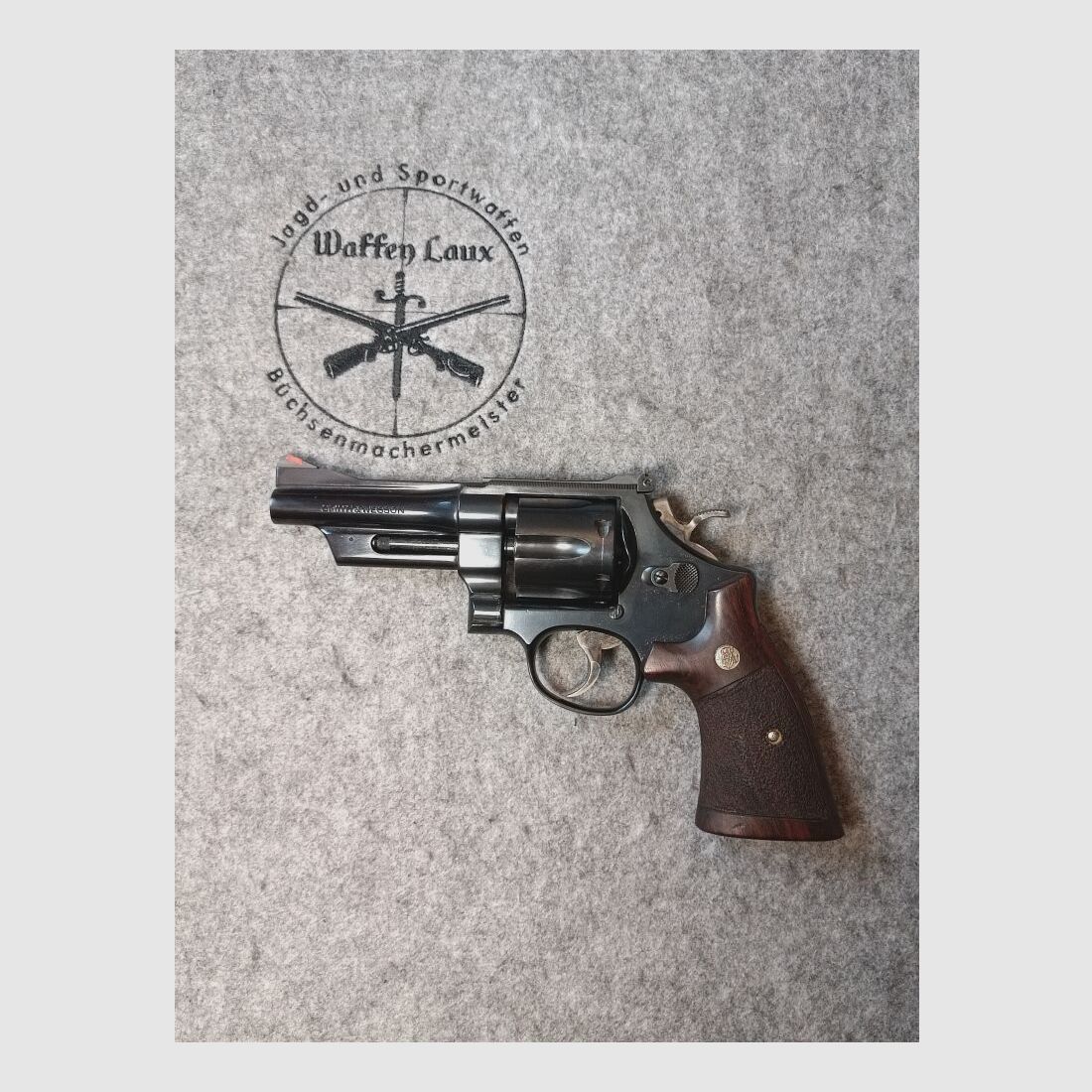 Smith & Wesson Mod. 27-3 Brüniert mit punzierten Holzgriffschalen