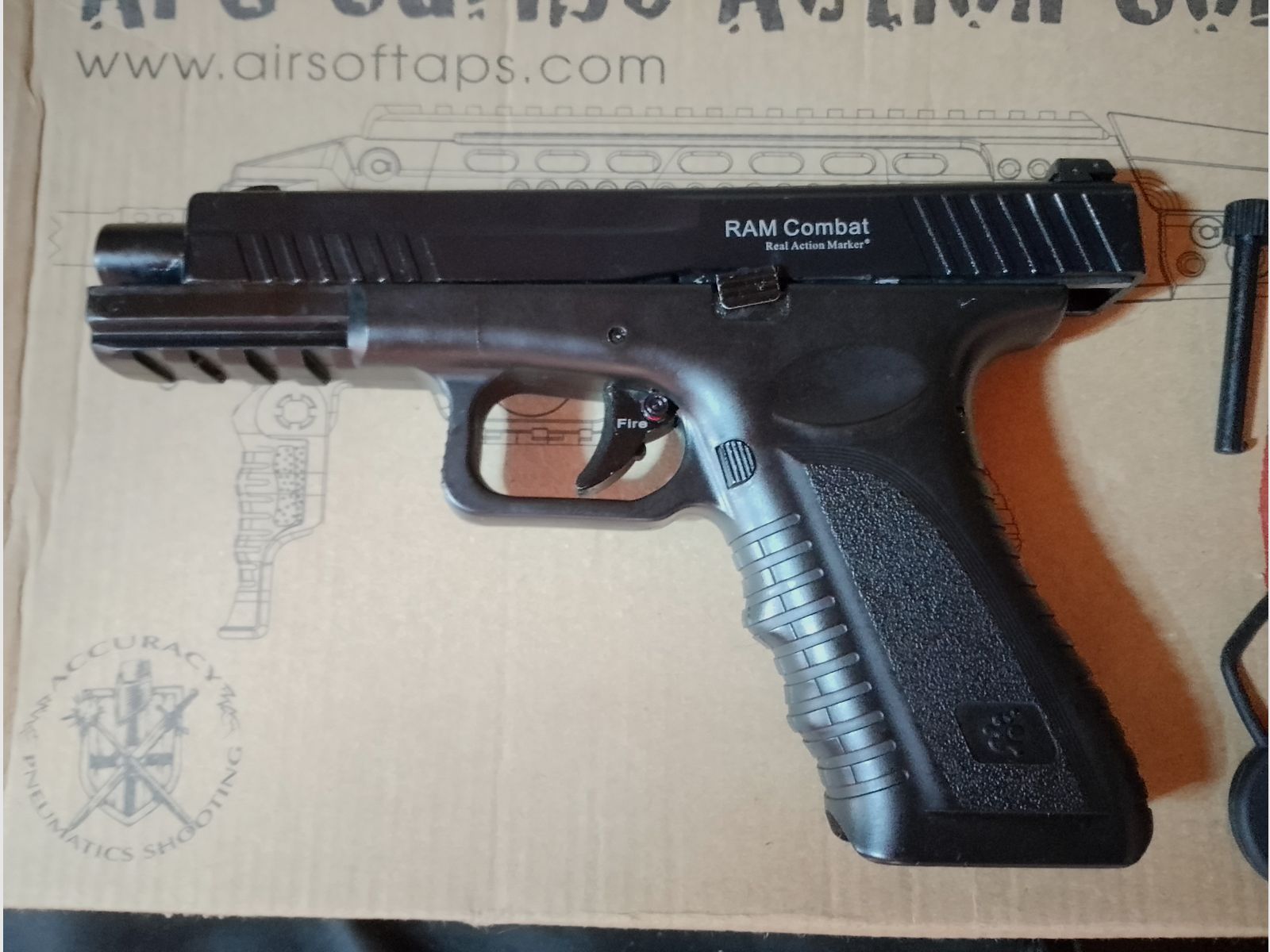 RAM Cal .43 Combat (Glock) + 4 Magazine + Aps Caribe Action Conversion Kit T1-Socom Visier und Zubehör Co2 Rubberballs Paintballs