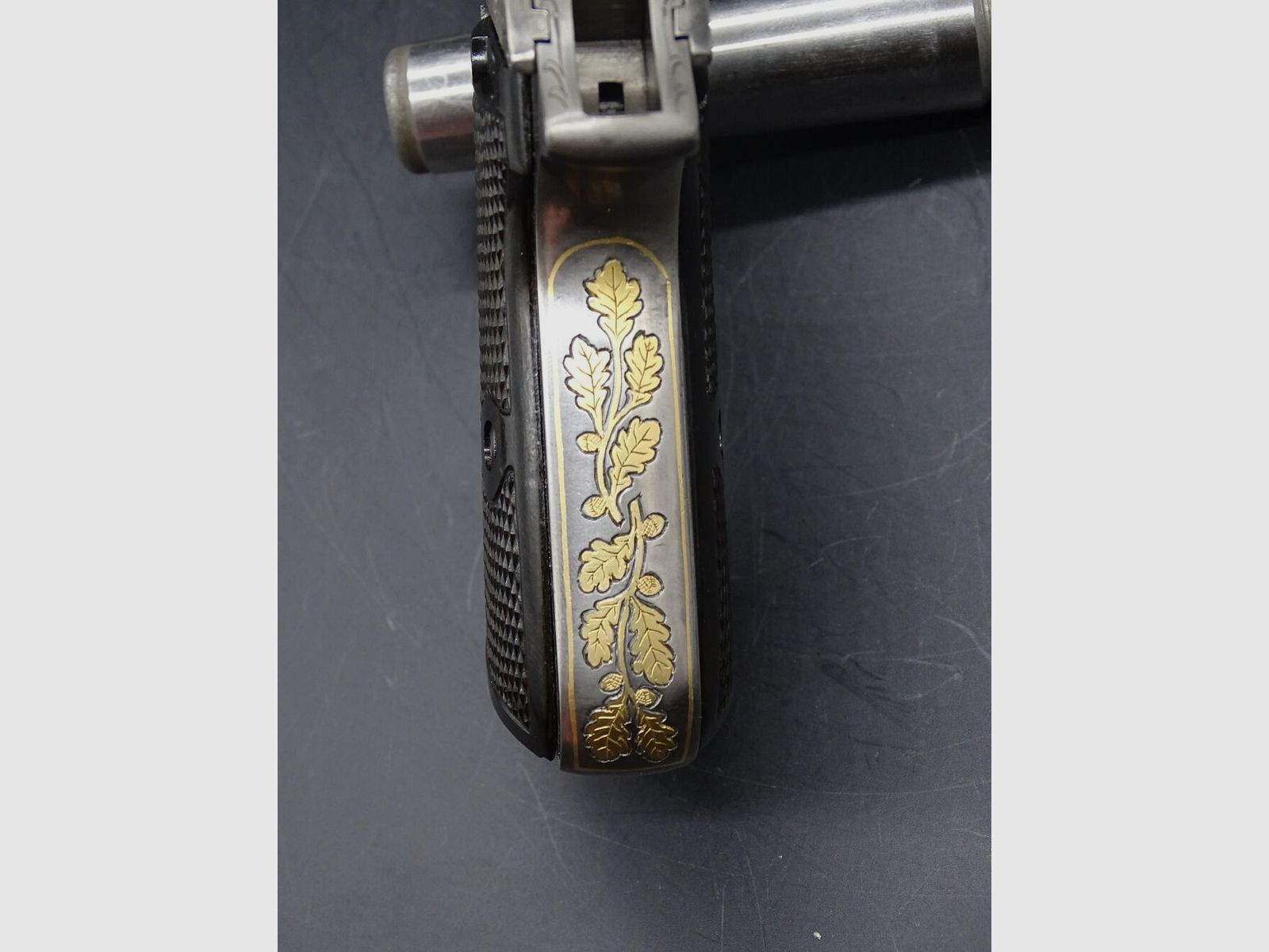 Walther PP DDR KKV 1001 Eichenlaubgravur in Gold Kaliber 7,65mm Brow. PP DDR KKV 1001