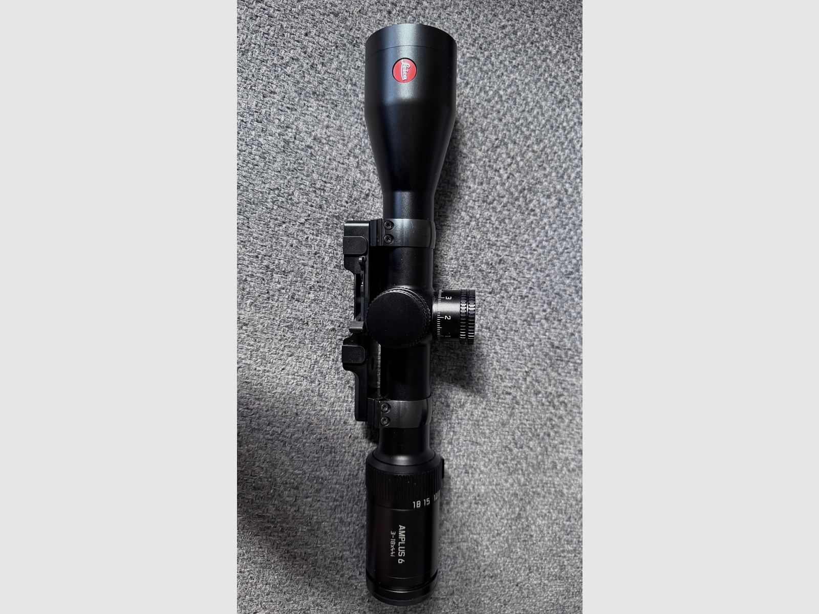 Leica Amplus 3-18x42 con aspecto de caza