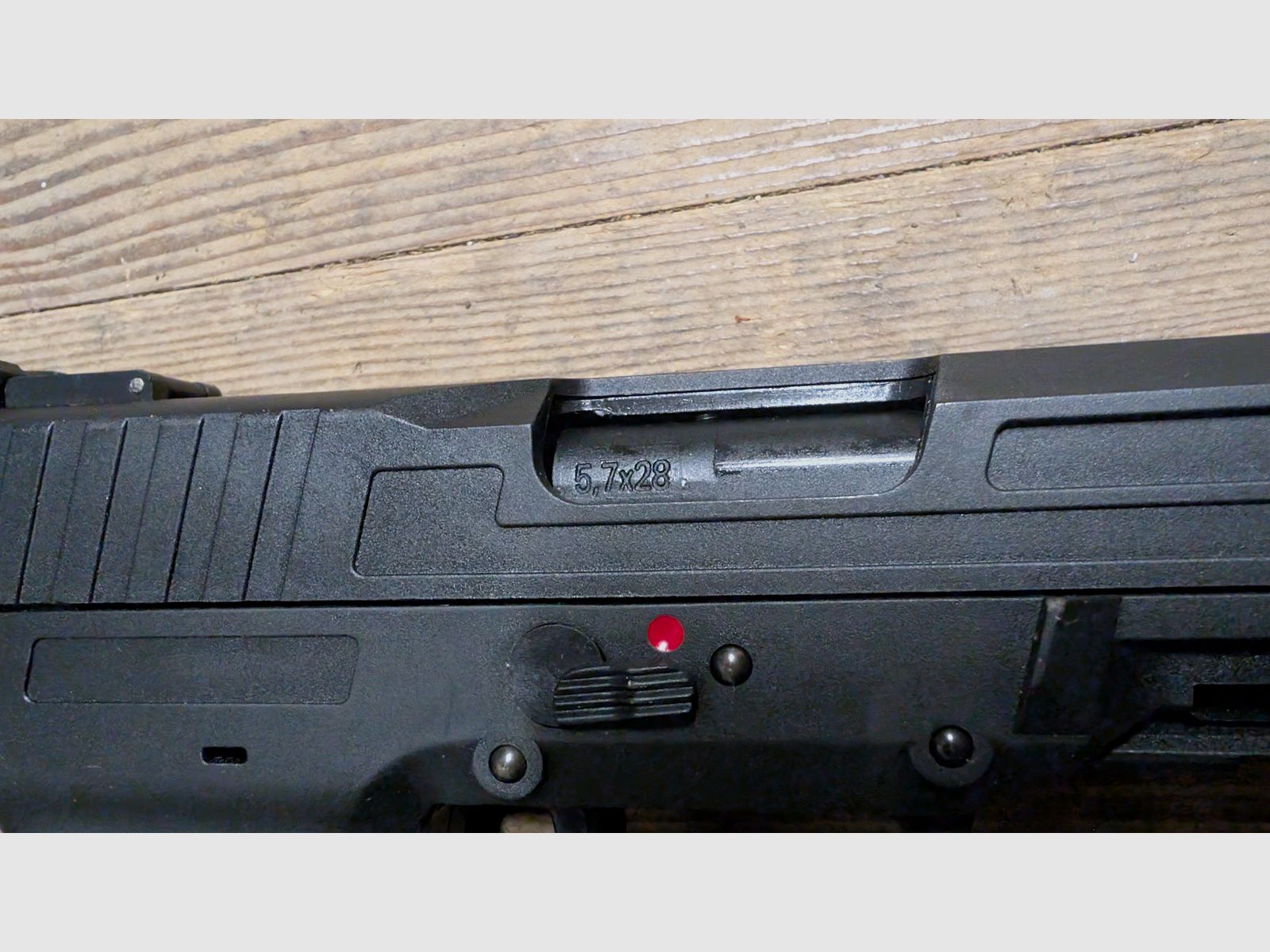 Airsoftpistole "Maverick" im FN 5-7 Design 