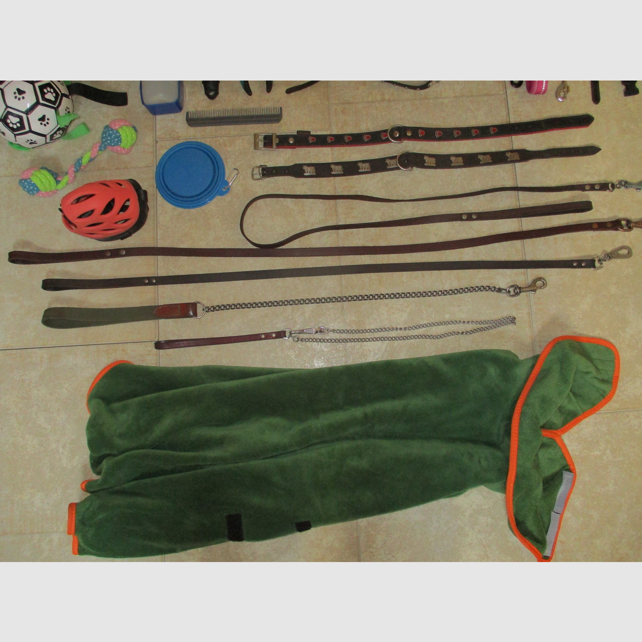 Hundezubehör, Leinen, Halsbänder, Kleidung, Näpfe...