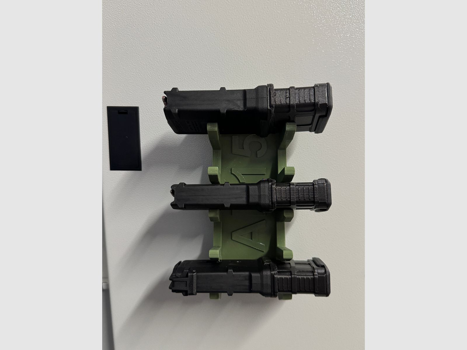 Magnetic magazine holder for AR-15, Glock & CZ – Space-saving & no drilling