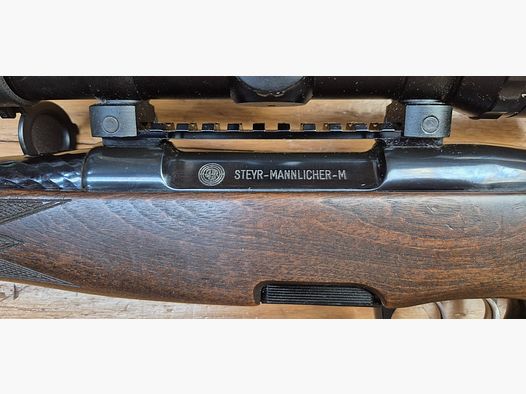 Très belle Carabine Steyr Mannlicher Modèle M – Un classique chasse haut de gamme – Arme Steyr Autriche de 1990 – Cal. 7×64 – Bois de qualité en TBE+ – Bronzage à 99,8% – Mécanique parfaite – Stecher ultra fin – Canon torsadé de rêve – Bonne lunette Konus M-30 1-4×24 – Un combo gagnant en excellent état – TBE+/TBE++