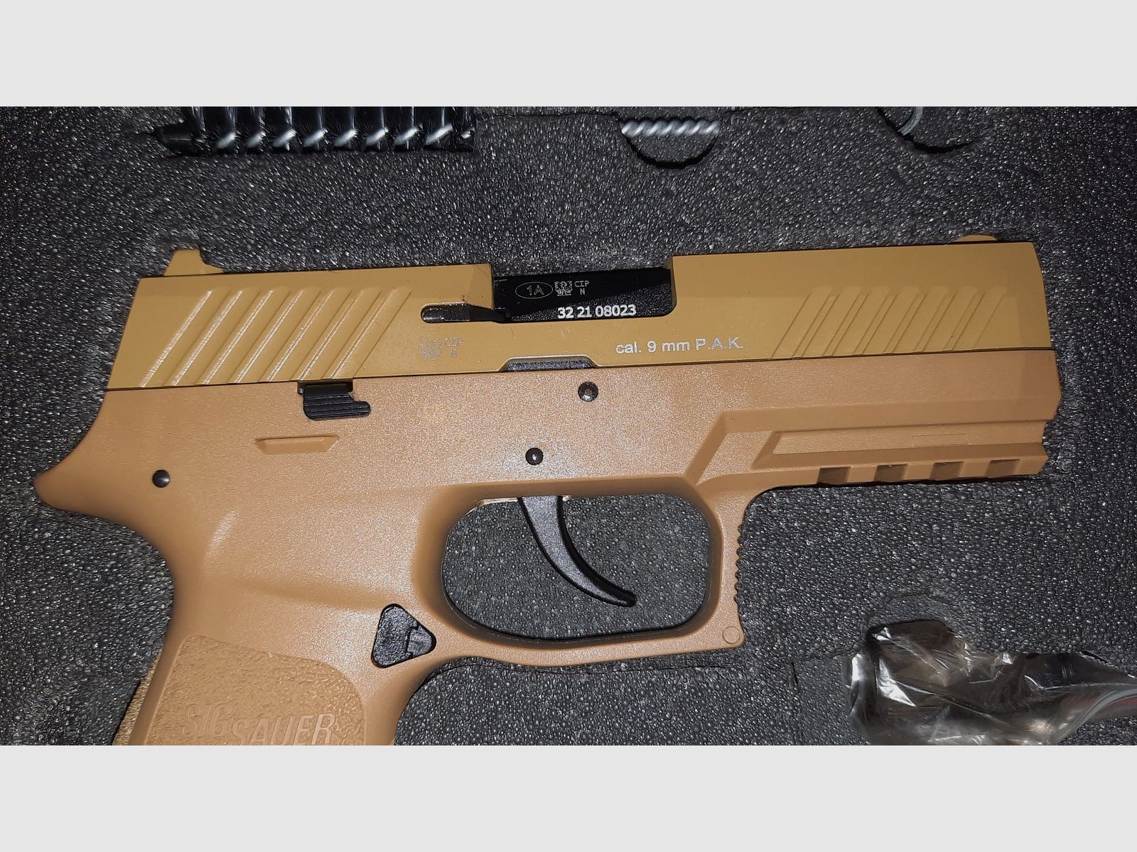 Sig Sauer P320 Schreckschusspistole Dark Earth 9 mm P.A.K. mit 2 extra Magazinen