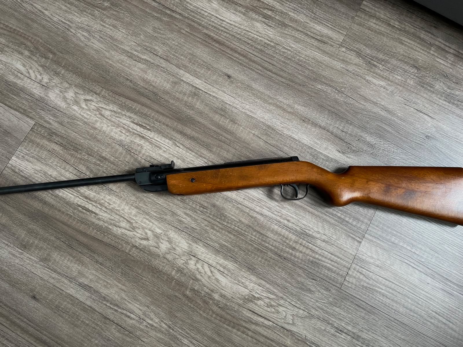 Breech-loading air rifle van het merk Diana
