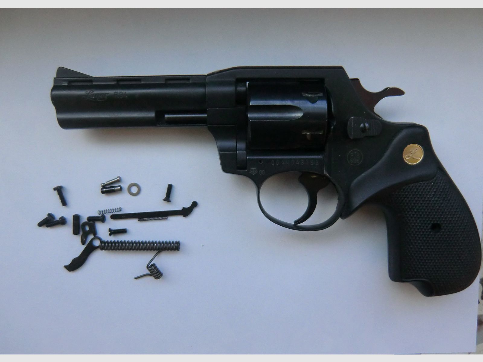 LUGER R94 Revolver 9mm K.  6-Schuss PTB: 698,  Beschuss: 00,  teils zerlegt, aber mit Teilen