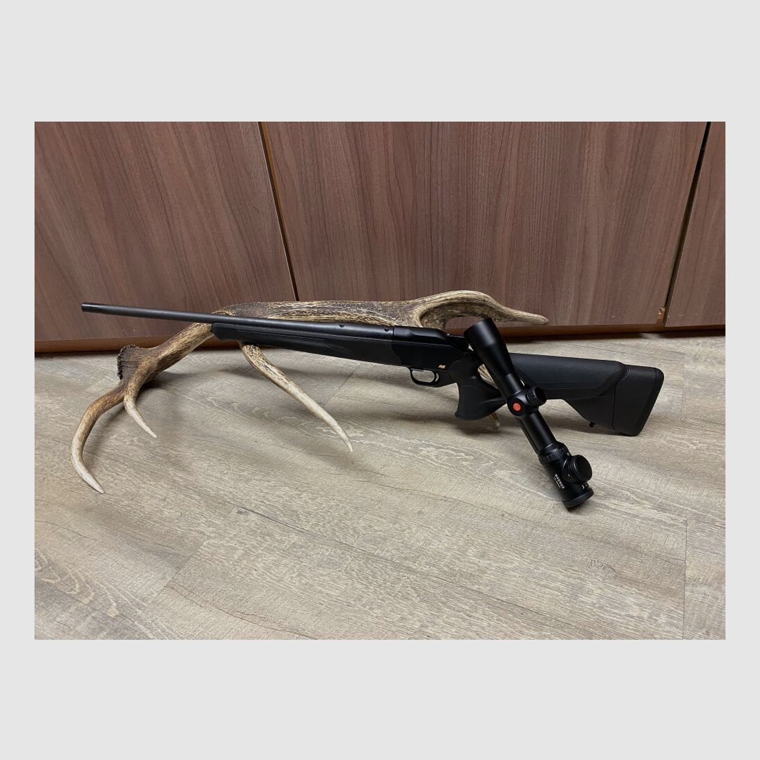 Blaser R8 Ultimate, con Leica Magnus 1,5-10x42 i, con guida