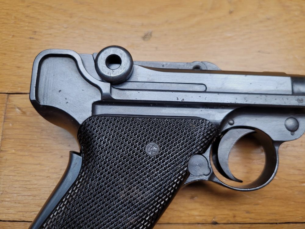 Sehr schöner Schweizer Luger P06/1929 – Kal. 7,65 Parabellum – eines der letzten Exemplare – Sehr seltenes Stück für den zivilen Markt (eines von 317!) – monomatrikulierter – Magazin im Modell – Ausgezeichneter Zustand!, Bild 17 von 19