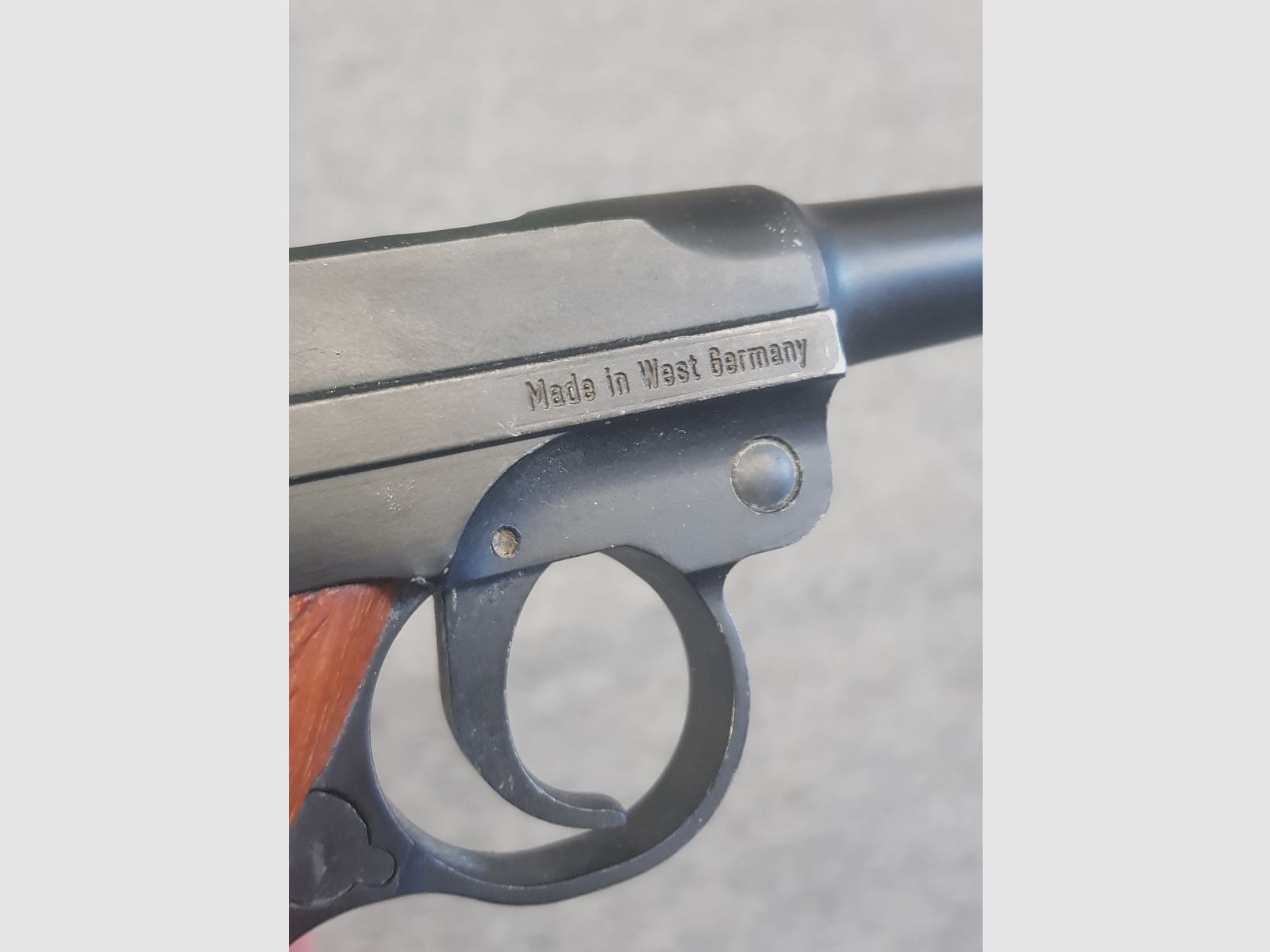 Sehr seltene Pistole PTB 517 Record Mod.  08  Cal. 8mm Knall PAK schwarz brüniert Schreckschuss P08 Holzgriffe