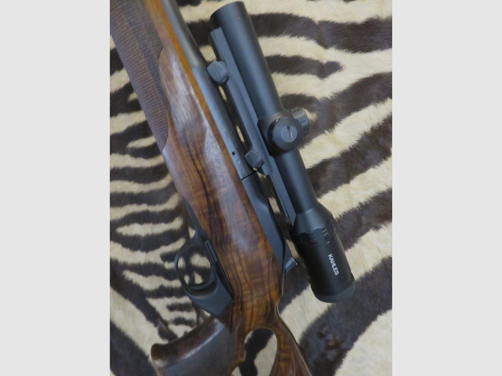 Carabine BLASER R8 Success Bois cal.300wm canon 65 cm – lunette KAHLES Hélia 1-5x24i, image 6 sur 11