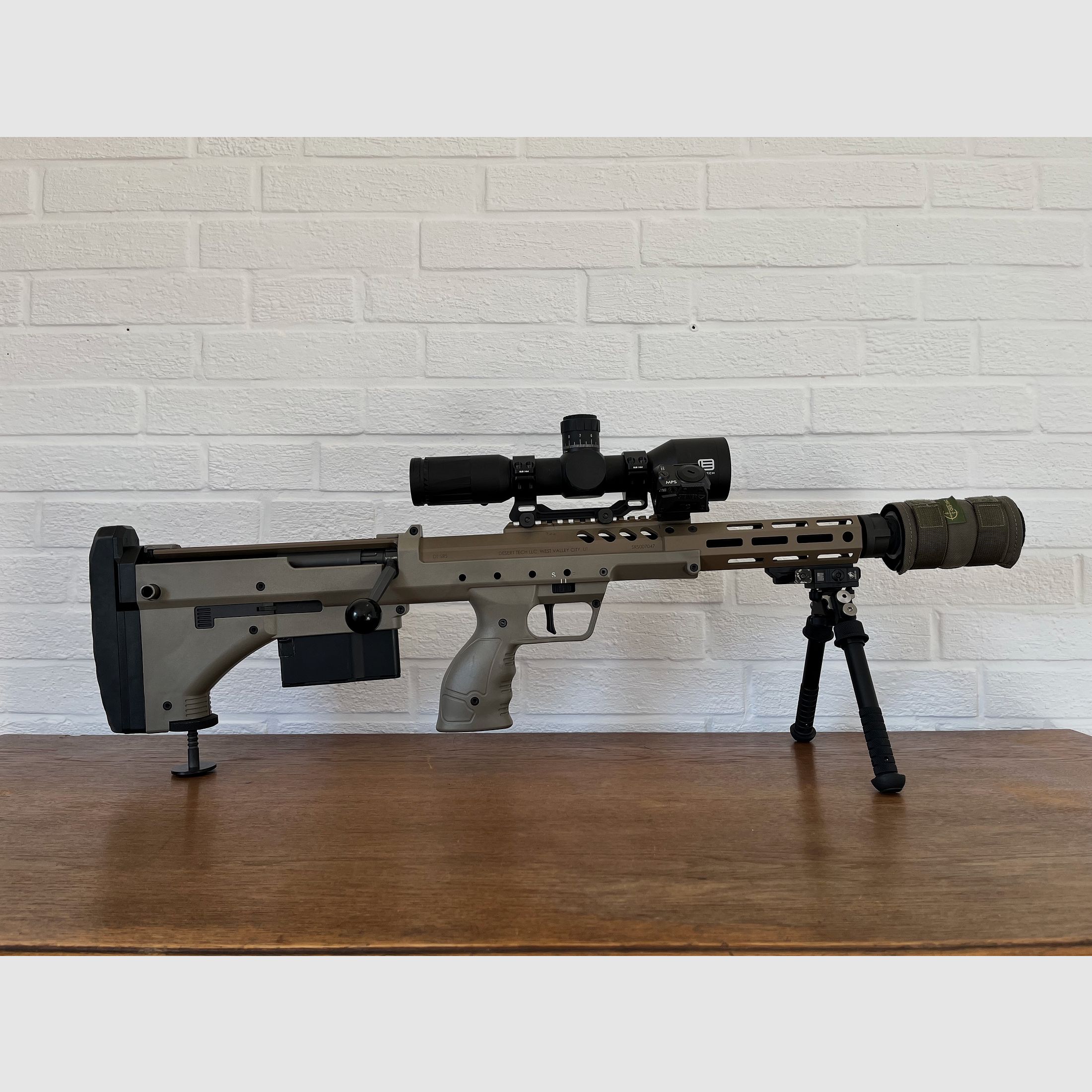 DESERT TECH SRS A2 (Covert) .308 Win + Wechselsystem 6,5 mm Creedmoor + EoTech Vudu