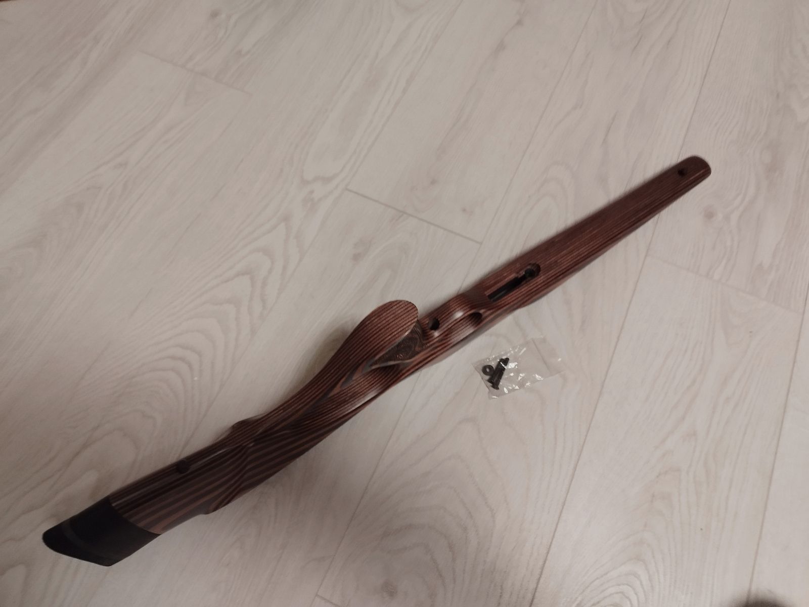 Original CZ457 Holzschaft Thumbhole con espaciadores modulares