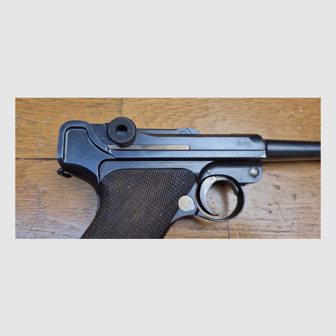 Bardzo rzadki i piękny pistolet Luger P08 Policji – Okres Weimaru – Specjalna produkcja DMW z lat 1920-1921 Policja/Armia – Jeden z 45 000 nowych produktów zwanych „Alphabet DWM” – Rzadkie zabezpieczenie spustu „Schywie” po 1933 roku – Całkowicie monomatyczny z wyjątkiem magazynka – Bardzo ładna mechanika i estetyka – Bardzo dobry luf – Rzadki stan i wielka rzadkość – TBE+/TBE++, zdjęcie 20 z 24