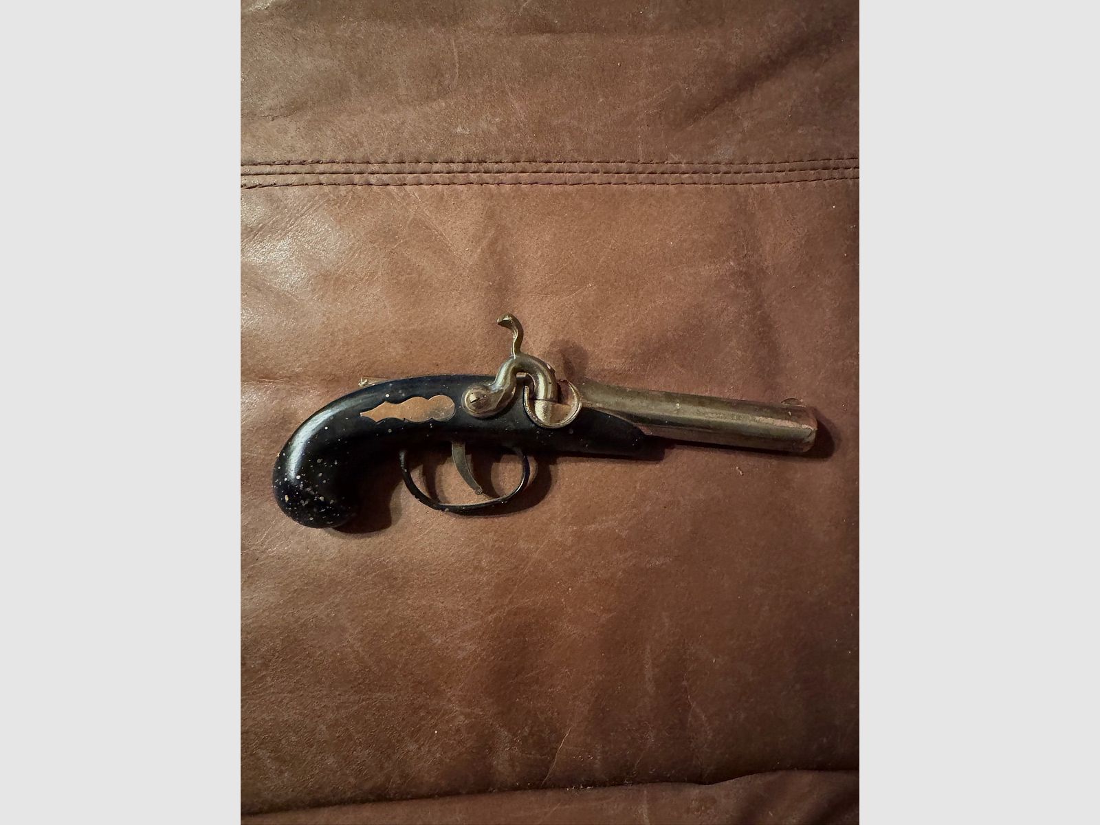 Antyczny pistolet kapiszonowy / Pistolet kapiszonowy