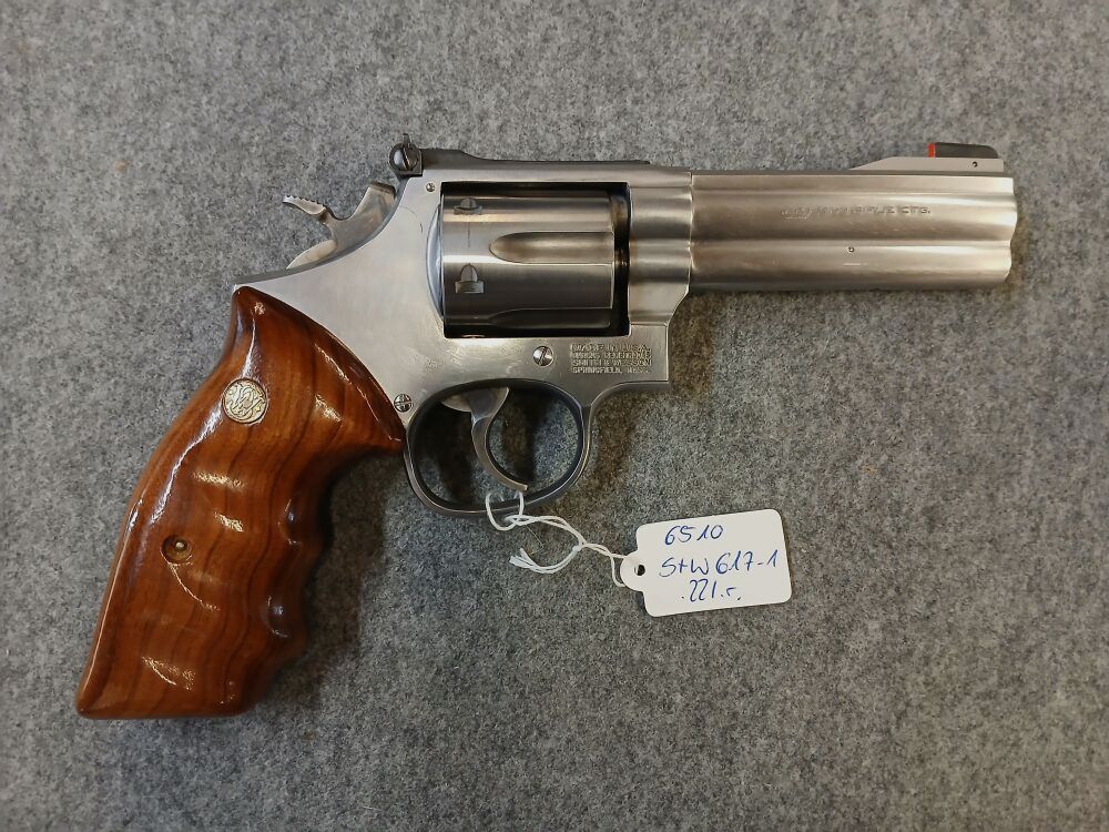 Smith + Wesson 617-1, barrel length 4"
