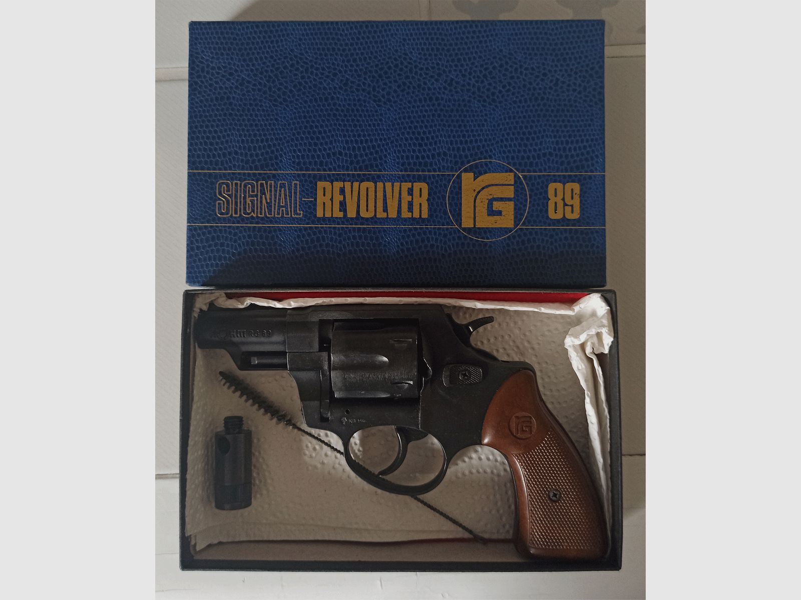 Signal Revolver RG 89 @ fully functional @ only used 3 times on New Year's Eve - grab it