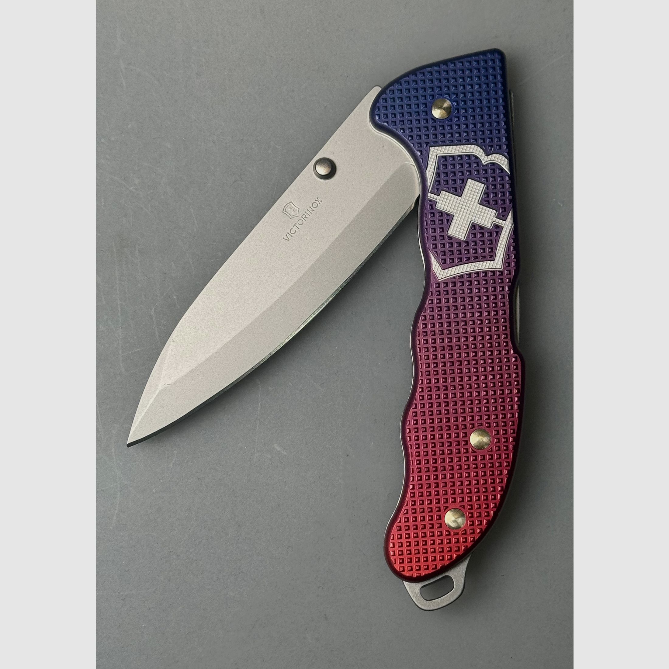 Messer Victorinox Evoke Alox blau/rot