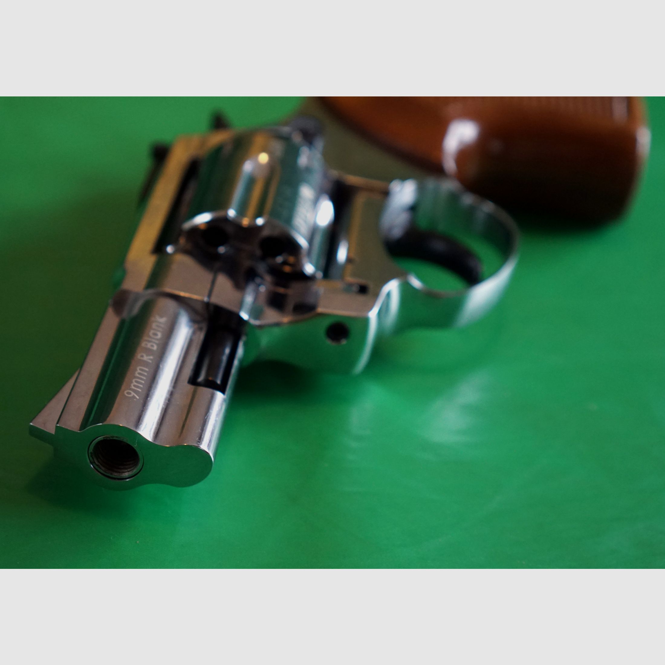 Zoraki R1 2,5 pulgadas cromo con aspecto de mango de madera 9mm R.K. (PTB 1022) como nuevo.