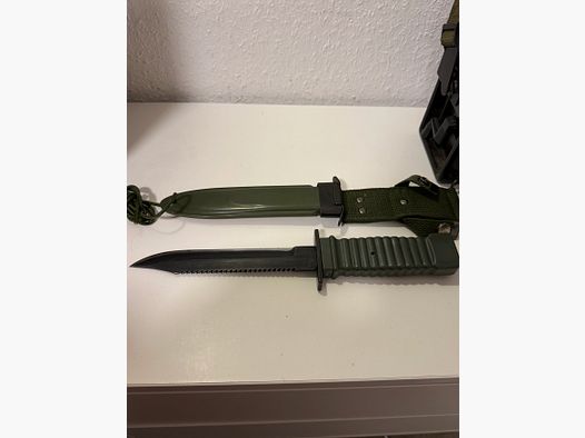 Bajonetta militare / coltello da combattimento con dentatura a sega + fodero – pezzo da collezione