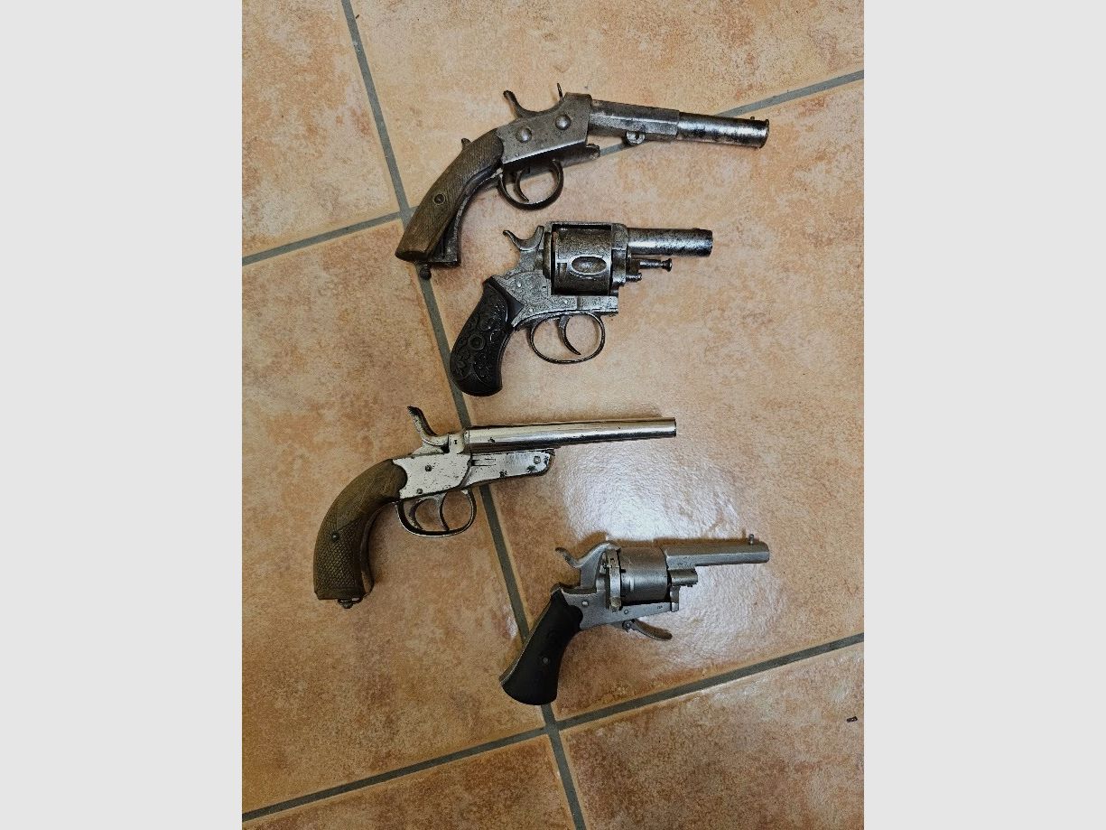 Collection de vieilles pistolets du 19ème siècle