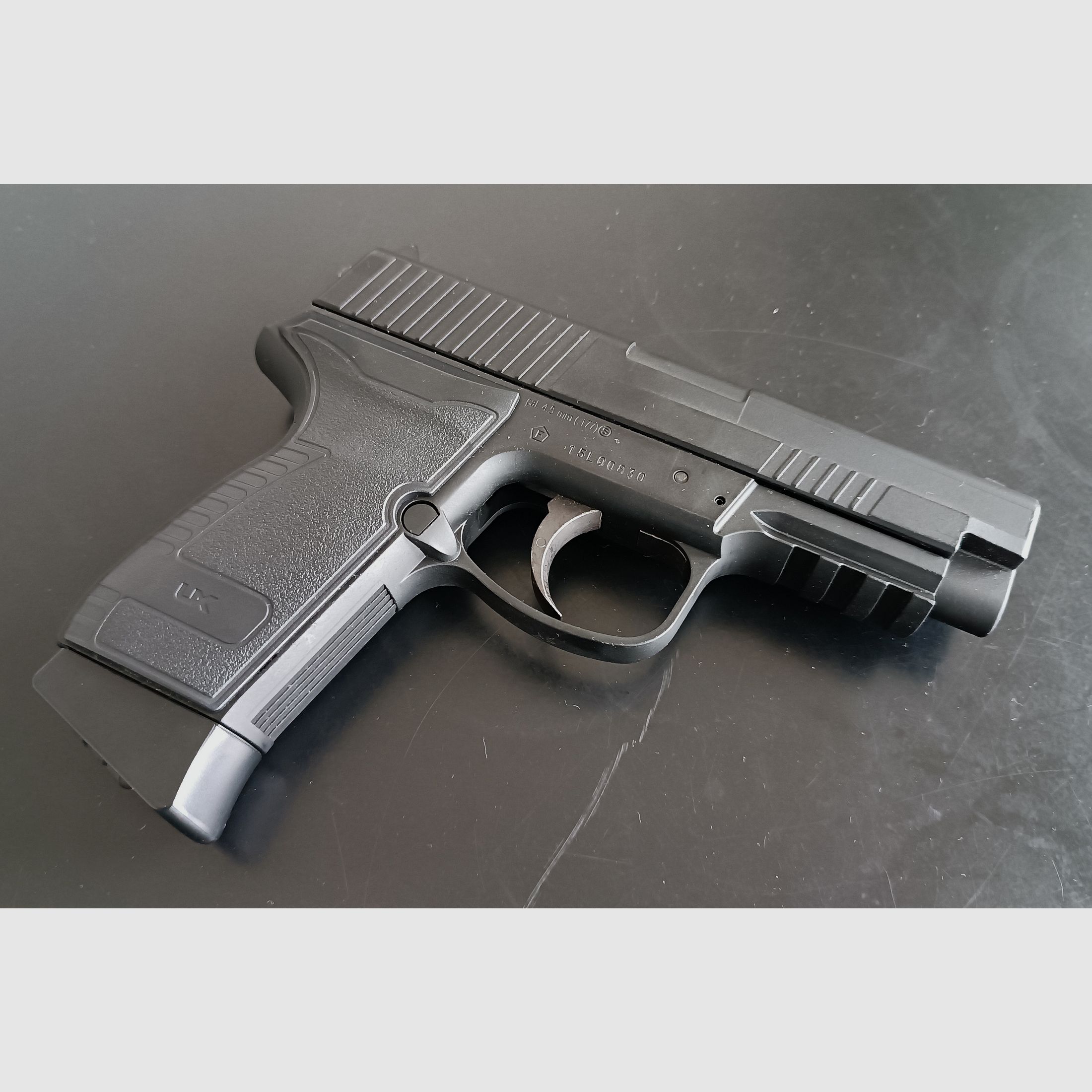 Umarex HPP 4.5 mm steel BB blowback CO2 pistol (P18) with accessories and LIKE NEW!