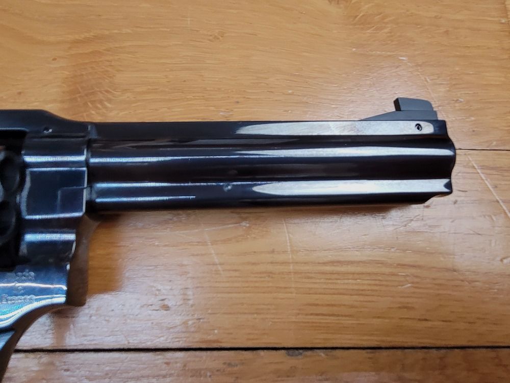 Sublime revolver Manurhin MR73 sportmodel – kal .357 mag in 5 1/4 inch – Fabricage Chapuis uit 2002 in prachtige staat – Serie HA sport – Diepblauwe glanzende afwerking van 100% – Loop en kamers spiegelglad – Droommechanica – Patridge vizier – LPA achtervizier – Kijklijn van 20cm – Als nieuw met Trausch grepen inbegrepen in de originele koffer, afbeelding 19 van 22