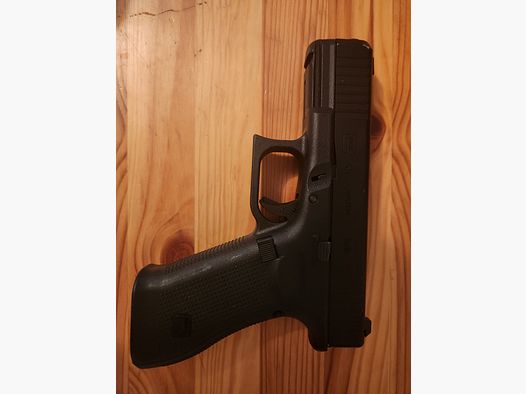 Glock 45 Airsoft 6mm BB – 2 magazines + HPA adapter + holster/accessories – 18+