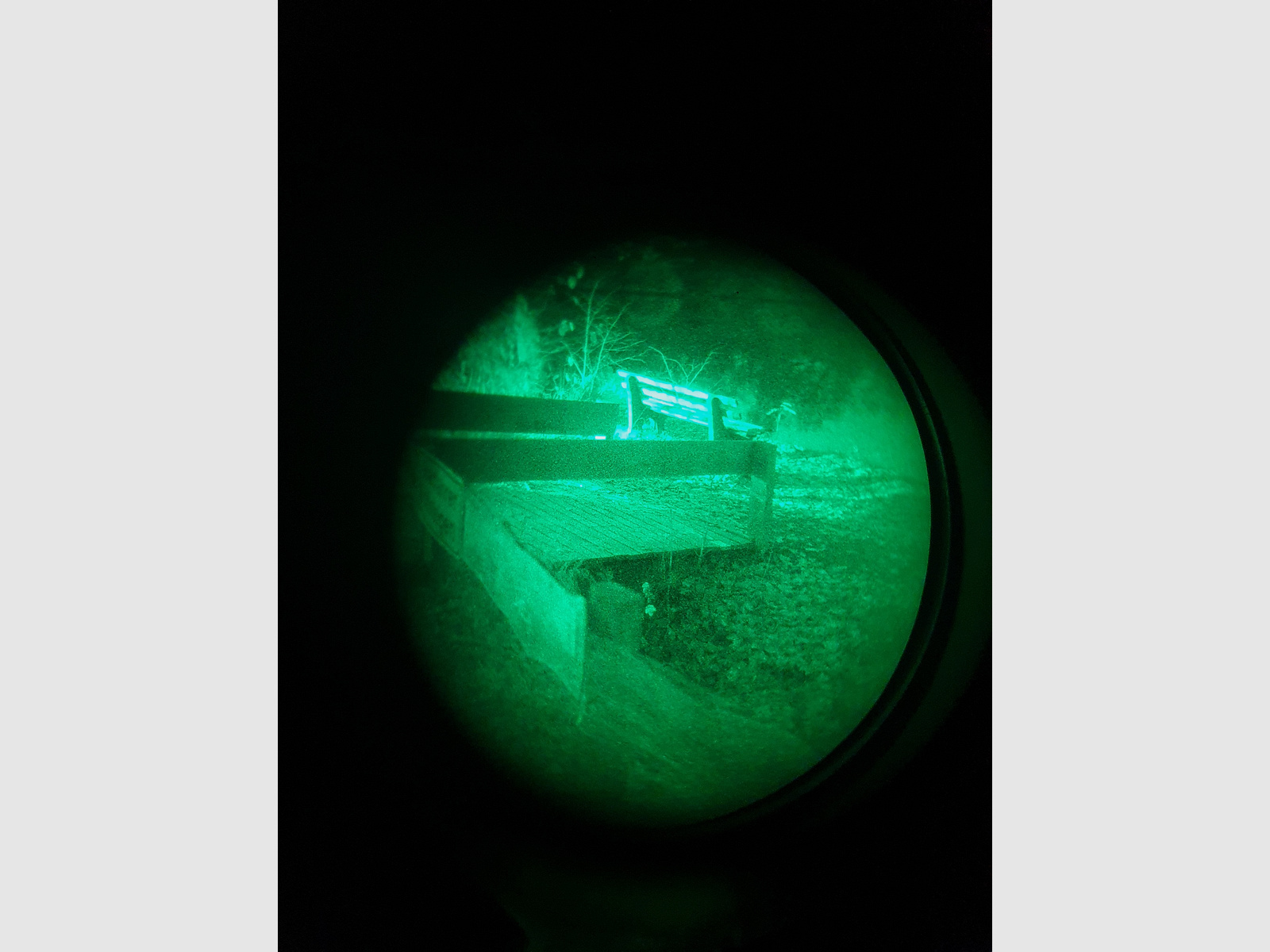 Night vision device residual light amplifier with helmet mount and carrying cap, so for wearing without a helmet