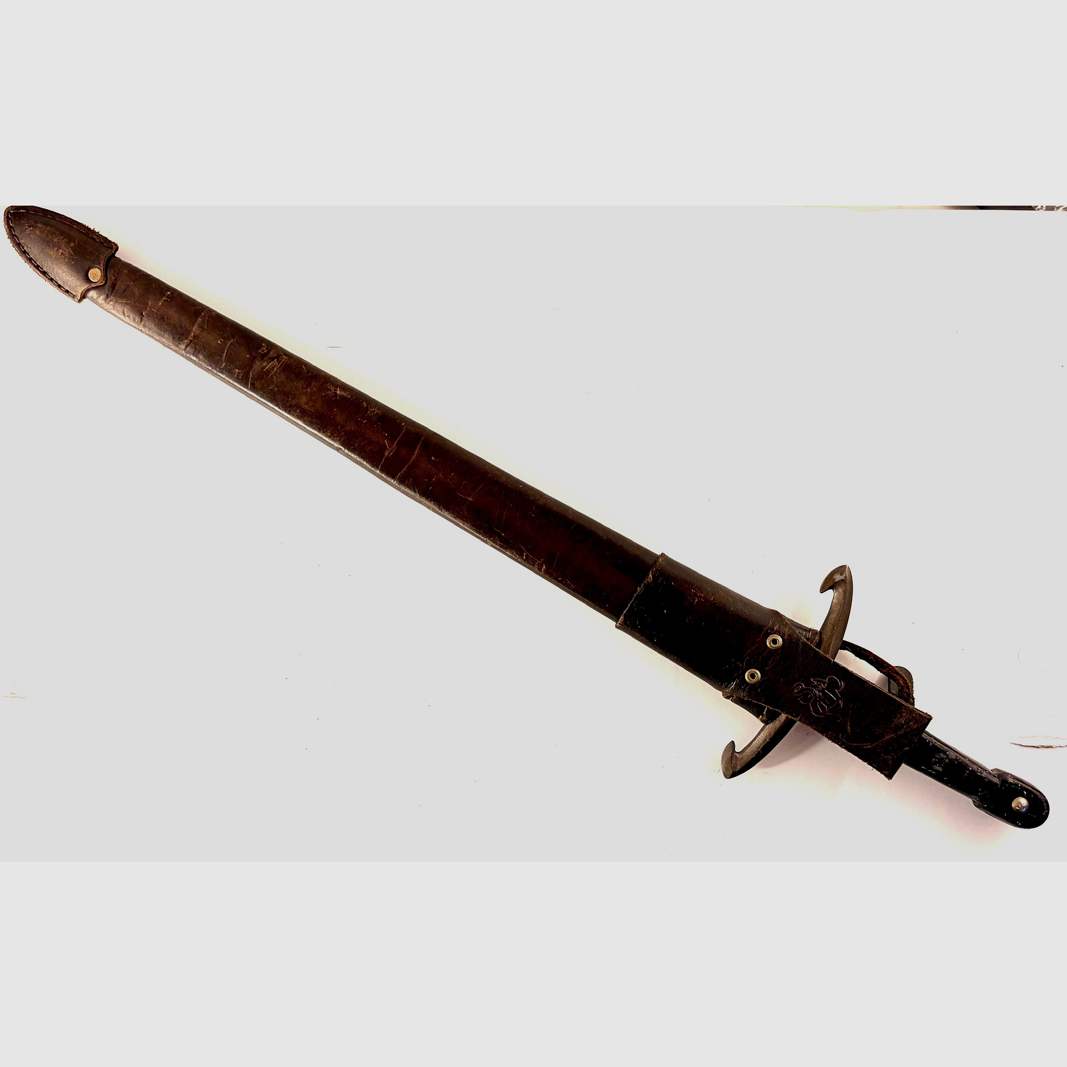 Set de armas y cubiertos medievales – espada de una mano, cubiertos y cuchillo vikingo