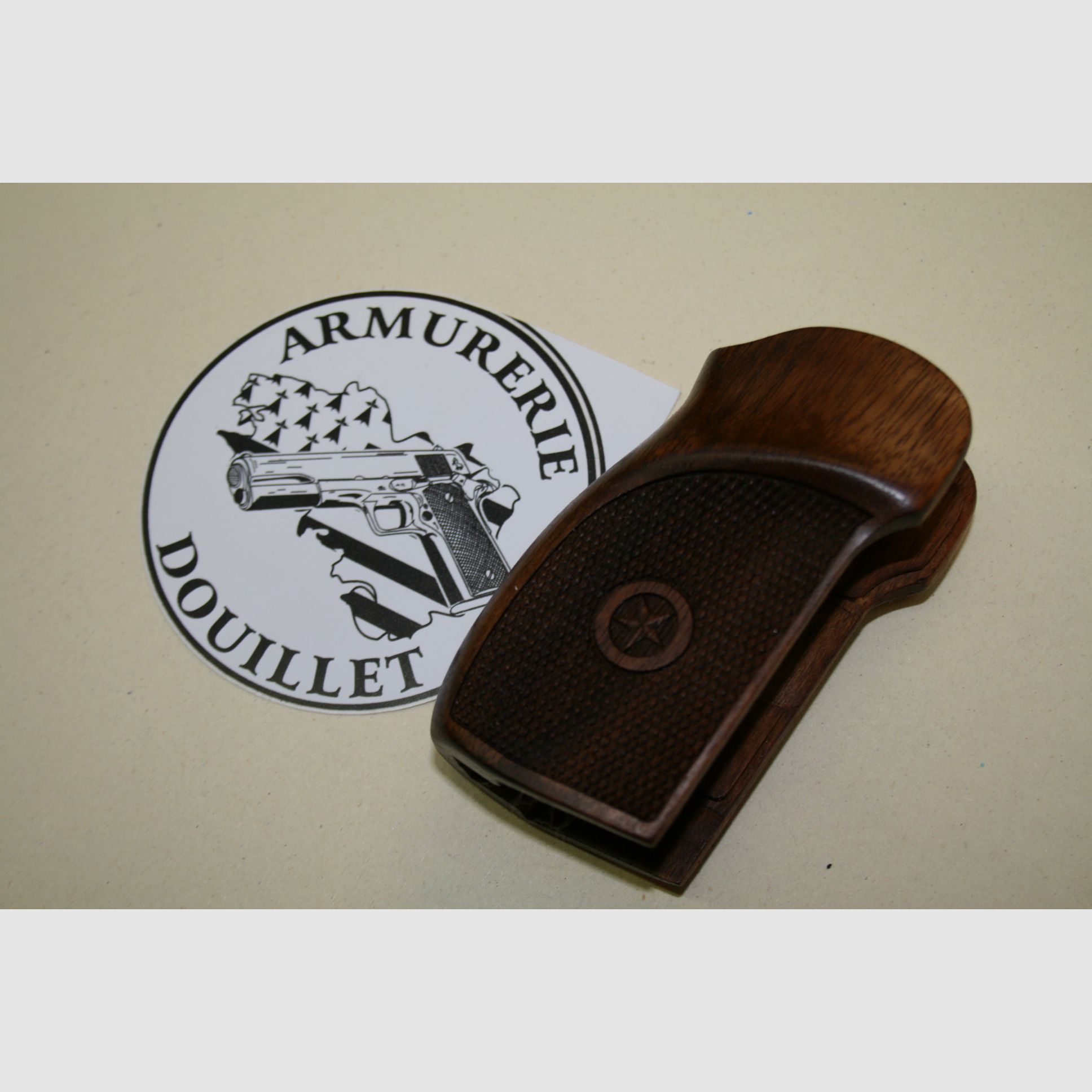 Houten handgrepen voor MAKAROV-pistool, afbeelding 2 van 3