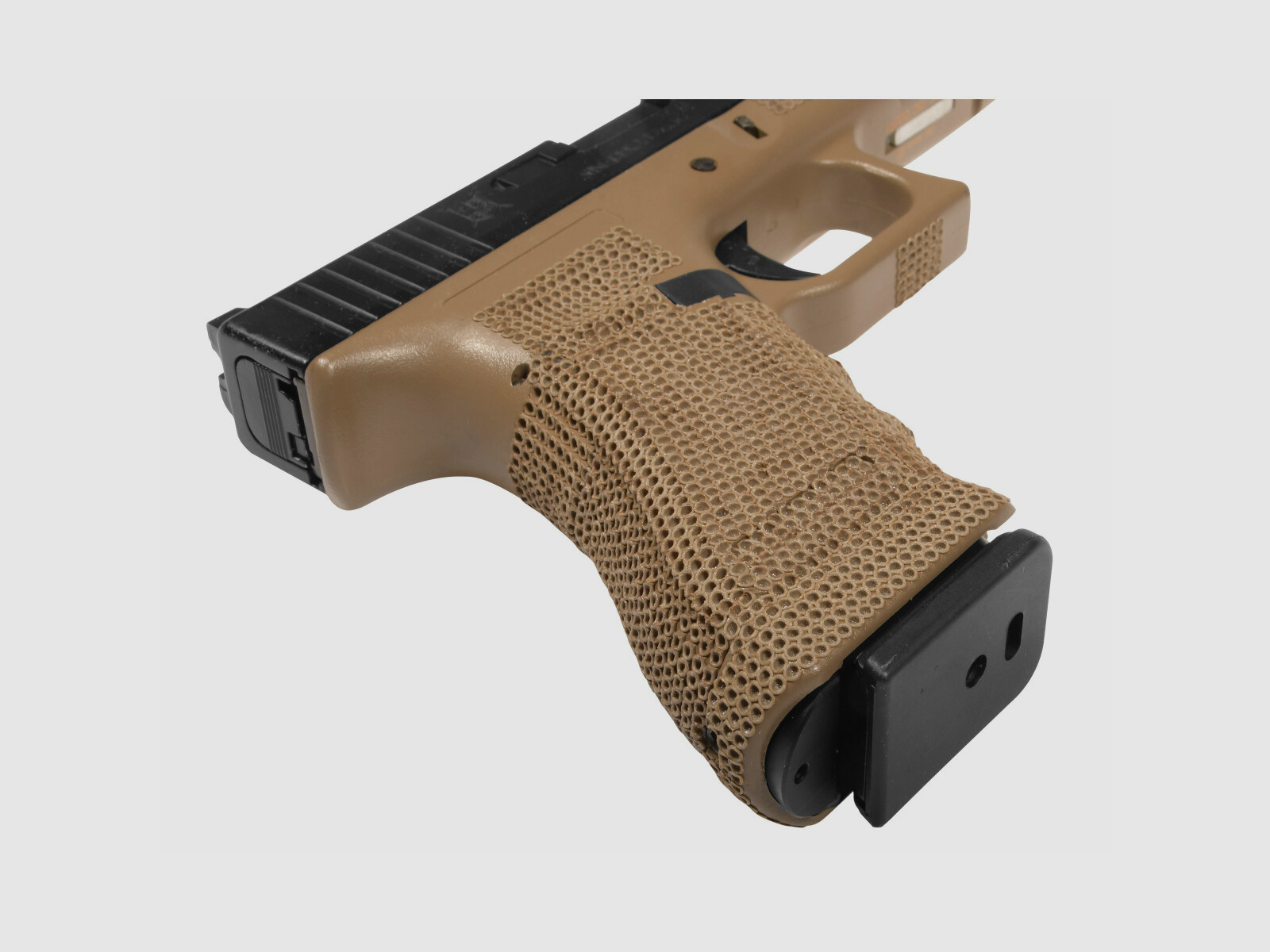 P06 GBB Airsoft Pistole in Tan | Delta Armory