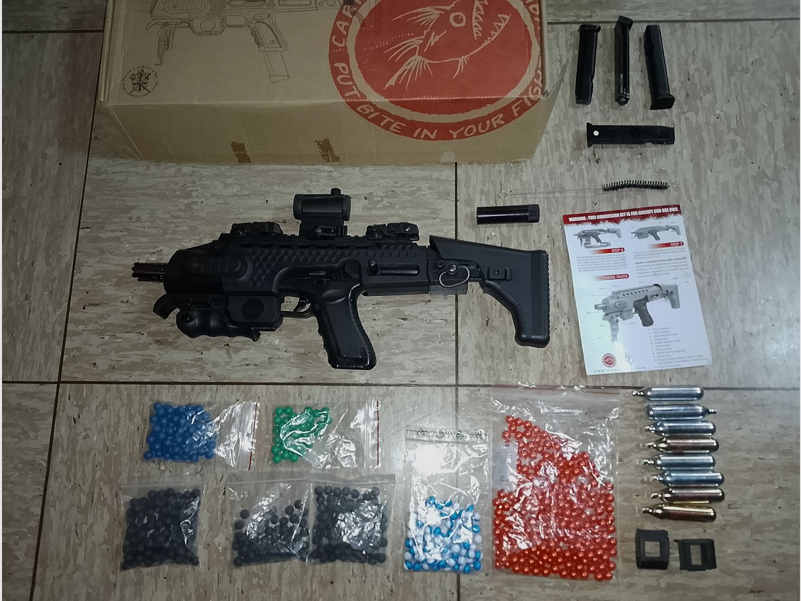 RAM Cal .43 Combat (Glock) + 4 Magazine + Aps Caribe Action Conversion Kit T1-Socom Visier und Zubehör Co2 Fastballs + Paintballs