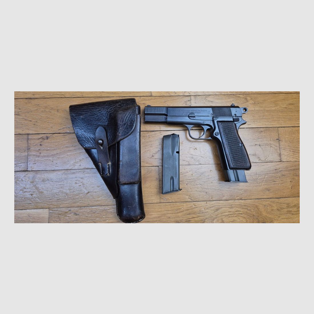Beau Pistolet Browning GP 35 ou P640(b) / P35(b) – 9 para – Toute dernière fabrication d&rsquo;occupation de l&rsquo;été 1944 – Hausse Fixe – Chargeur de même fabrication – Étui Frost und Jahnel à Breslau de 1941 et 2° chargeur moderne – Bon canon, beaux marquages et mécanique impeccable – Très bel exemplaire en TBE /TBE+, image 1 sur 28