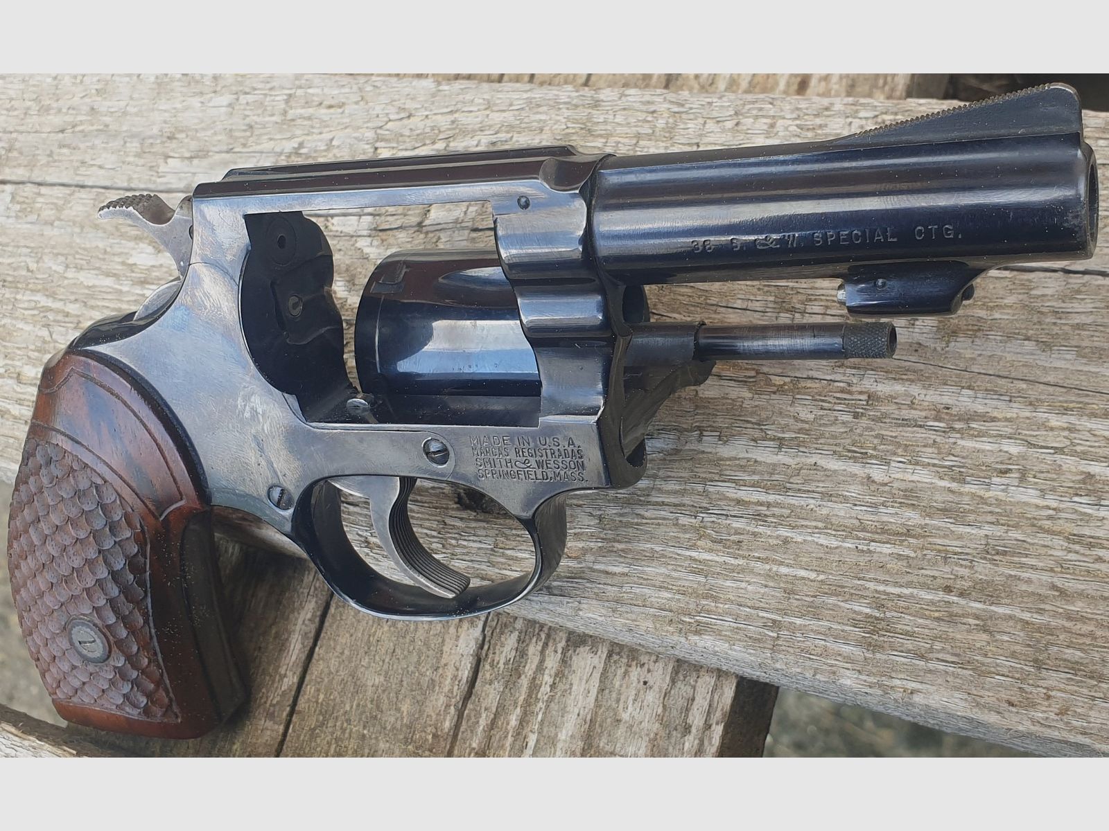 Revolver, Smith&Wesson, Mod 36,  Kal..38Spec. 2,5Zoll / Lauf, Griff mit Schuppen-FH