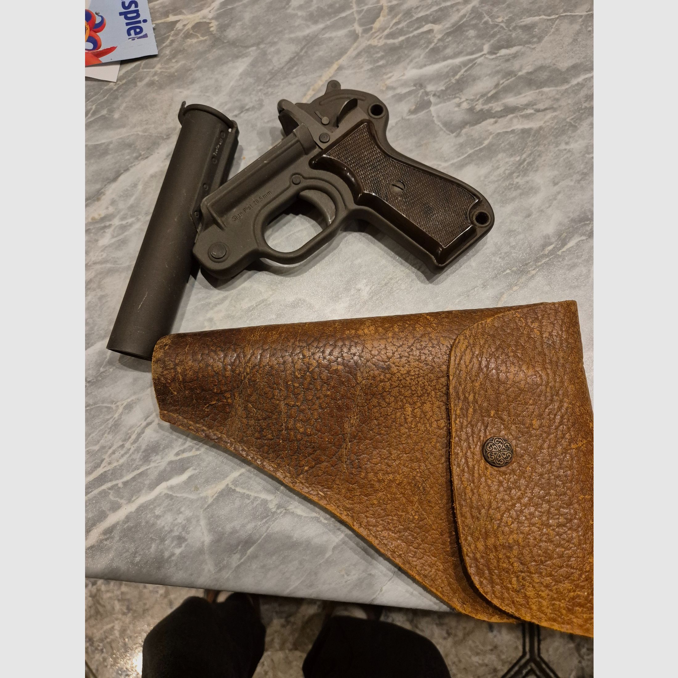 Signal pistol, image 2 of 3