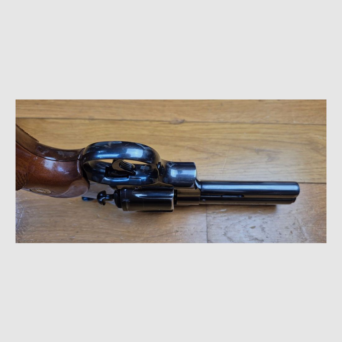 Wunderschöner Colt Python 357 Magnum – Lauf 4 Zoll – Anfängerwaffe 1973 in Spitzenfinish – Zweites Set Pachmayr-Griffe – Gebrauchte Waffe in mehr als sehr gutem Zustand – TBE+, Bild 11 von 23