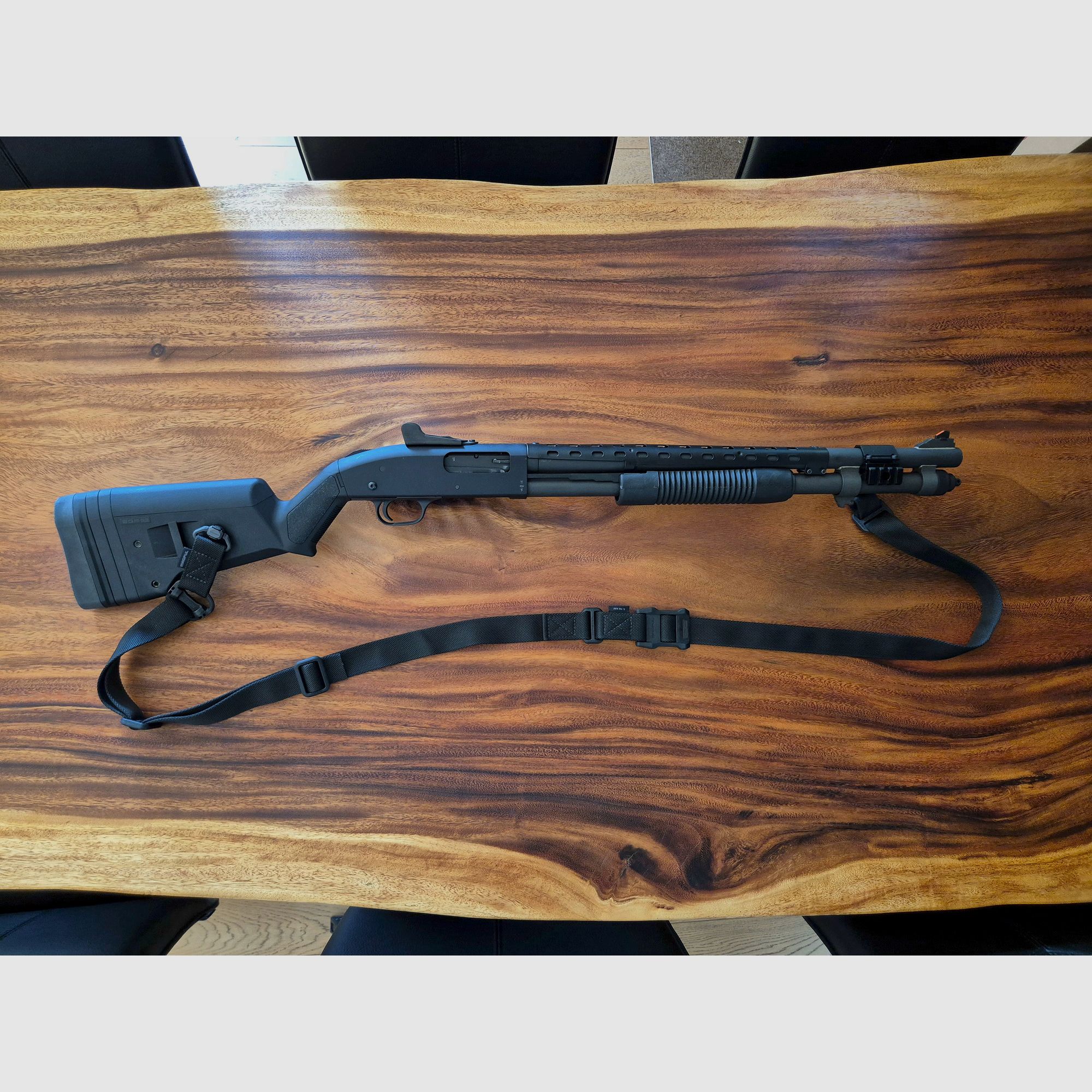 Mossberg M590A1 Ghost Ring Tactical 12/76 Mag. inkl. Magpul Schaft/Sling, Patronenhalter und Laufhitzeschild – Neu und unbenutzt