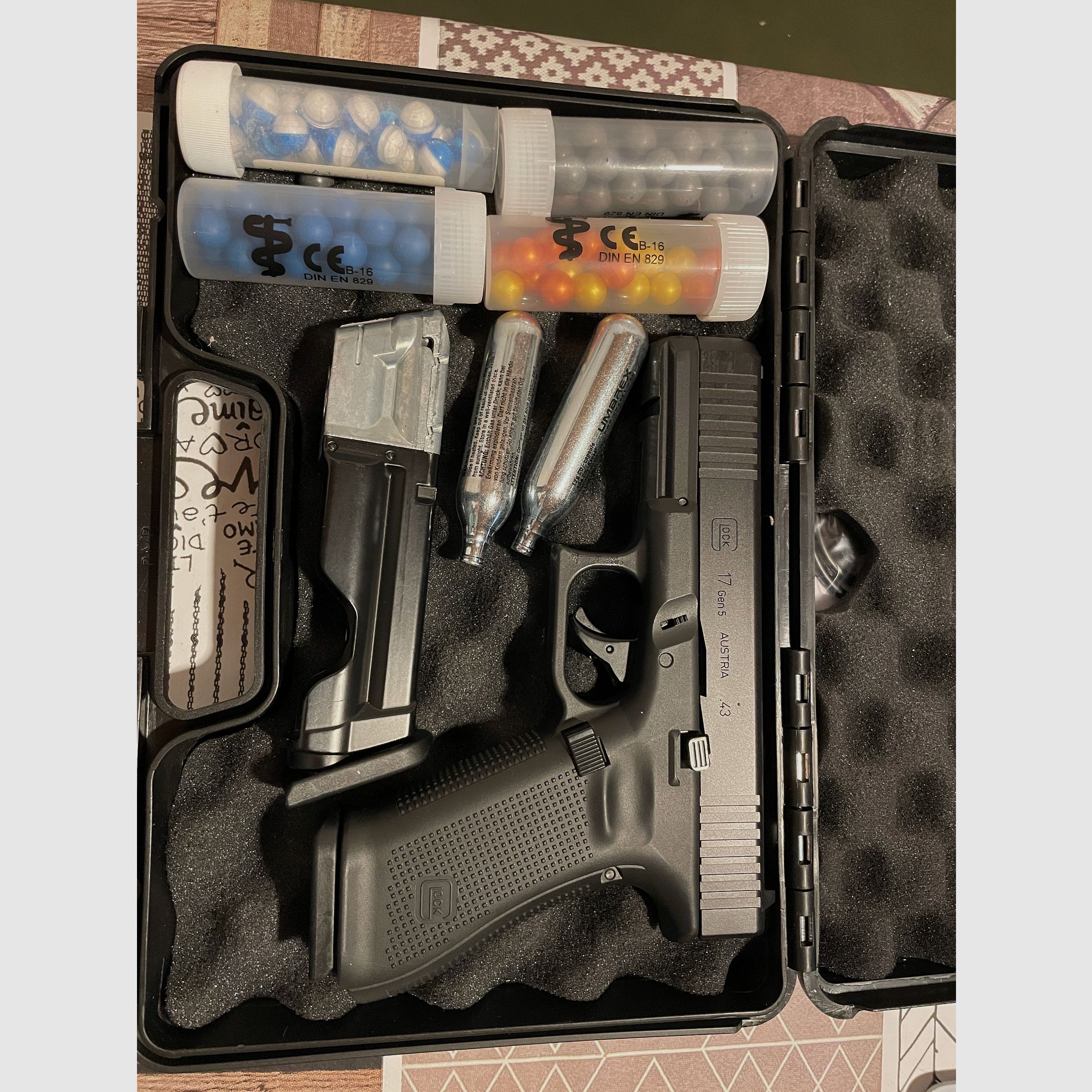 Umarex Glock 17 Gen 5 T4E Cal. .43 con 5 julios y un amplio equipamiento y cargador de repuesto