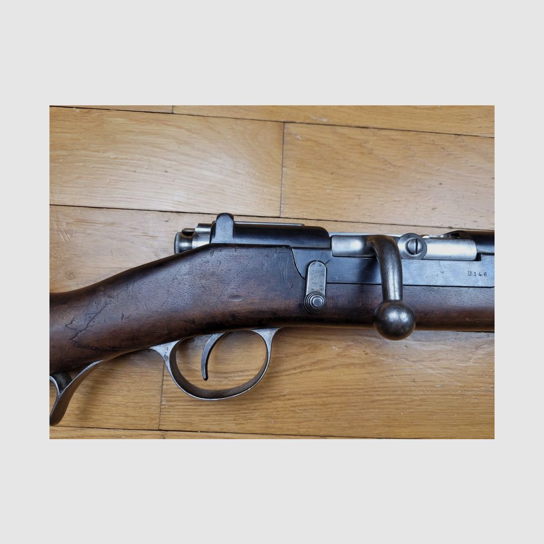 Rarissime portugiesisches Kavalleriegewehr Modell 1886 – Kropatschek-System – 3.000 Exemplare(!) von Steyr – 8x56mm Original – Wunderschöne Macarons – Waffe von 1886 mit Monogramm von König Ludwig I. – TBE, Bild 5 von 33