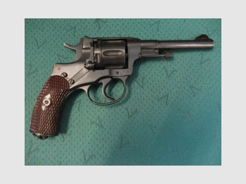 Revolver Nagant Baujahr 1944, Lauf spiegelblank, mit Holster und Fangriemen
