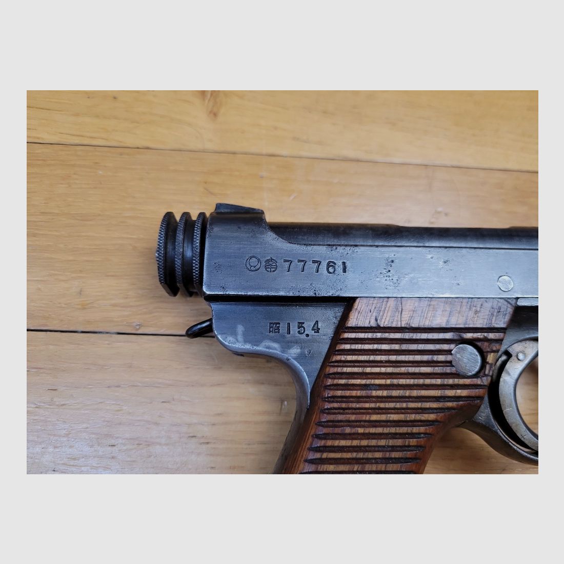 Außergewöhnliche und sehr seltene japanische Pistole Nambu Typ 14 – Japanische Dienstwaffe – Originalkaliber 8mm Nambu – Arsenal Nagoya unter Aufsicht von Kokubunji – Waffe aus April 1940 – Schöne monomatrikulierter Waffe außer Magazin – TBE und sehr selten, Bild 4 von 23